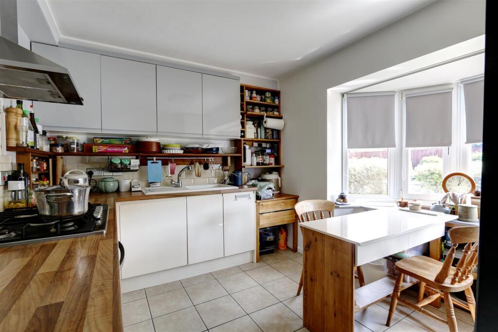 Kitchen/Breakfast Room: