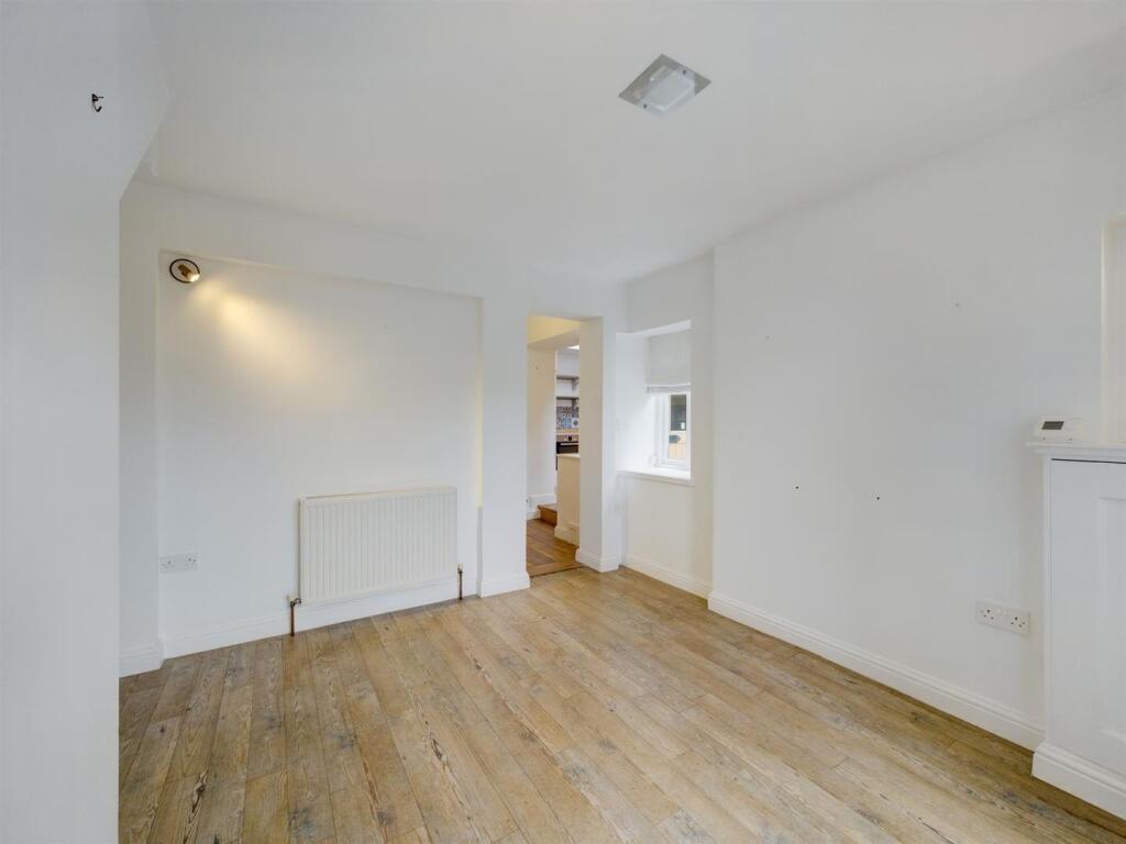 CAM01393G0-PR0053-STILL009.jpg