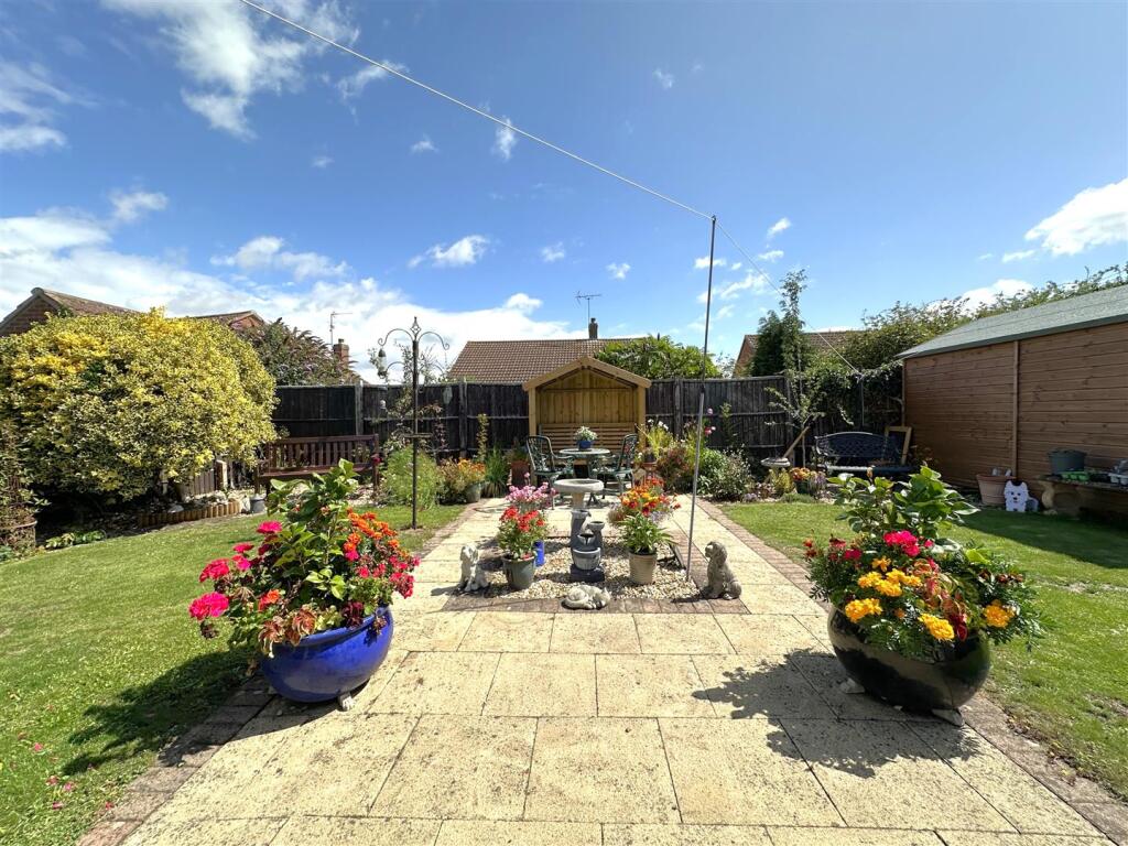 Attractive Garden &amp; Paved Patio 109