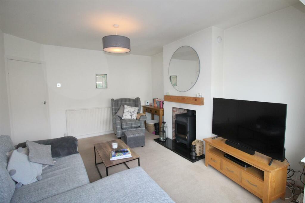 Marquis Drive, 10 Lounge 1.JPG