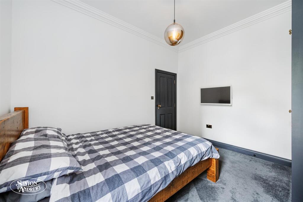 38 Lawn Gardens Bed 1a.jpg