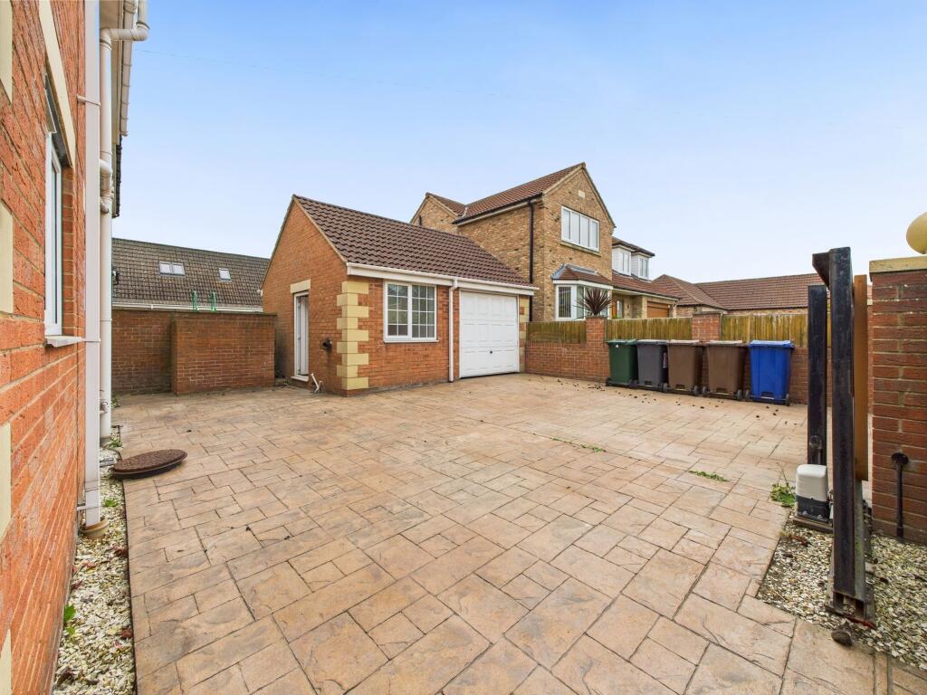 Detached Garage &amp; Laundry Room