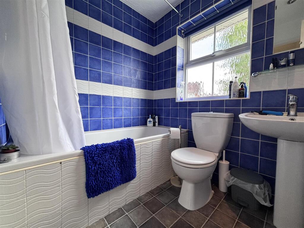 Earles Meadow bathroom.jpeg