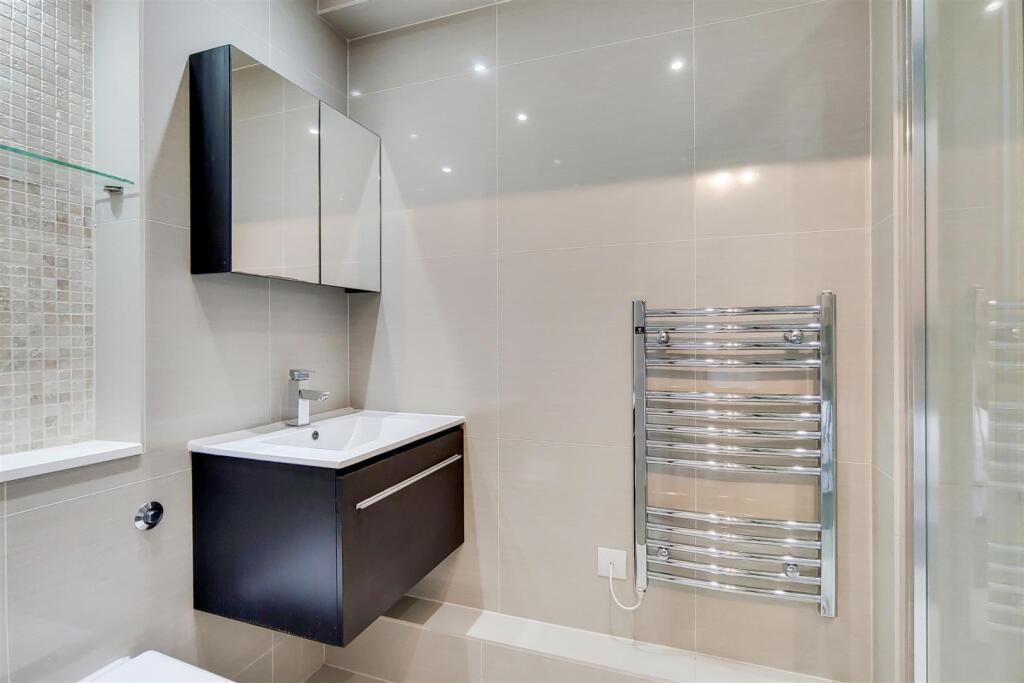 8_Ensuite 2-0.jpg