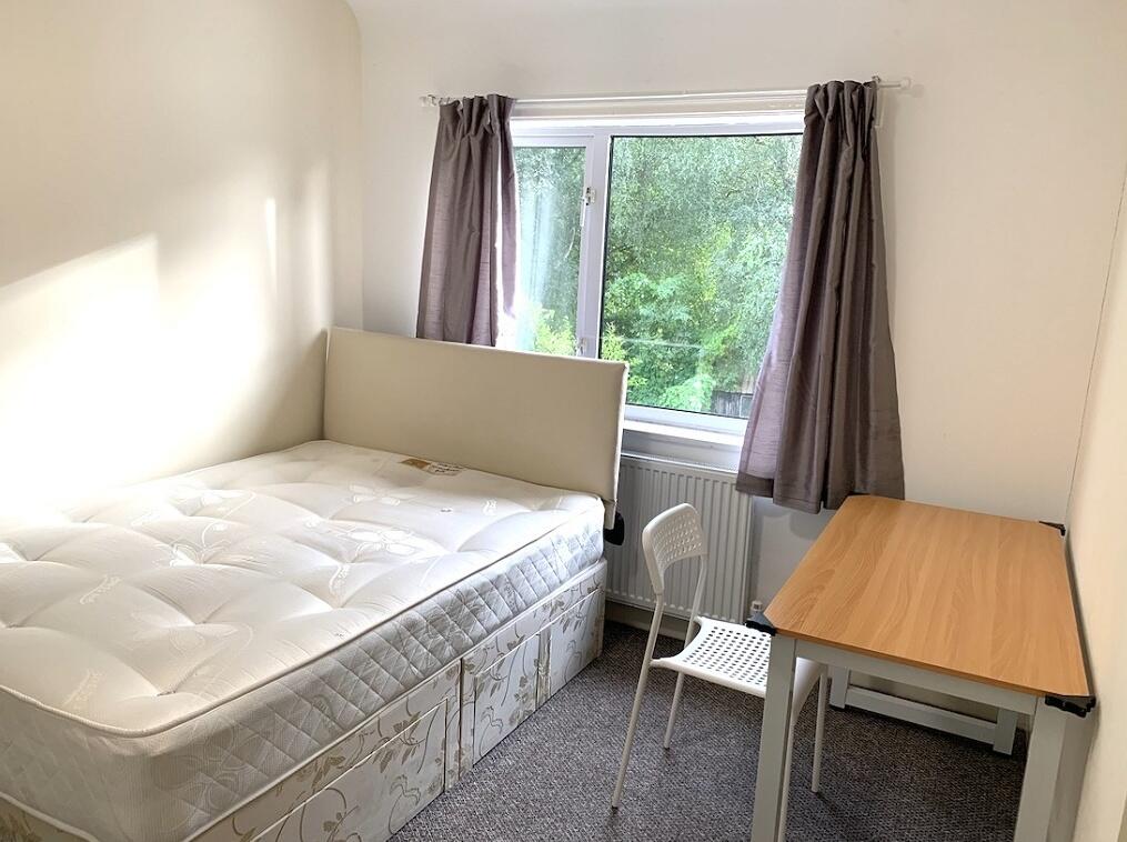 Bright and tidy single bedroom featuring a comf...