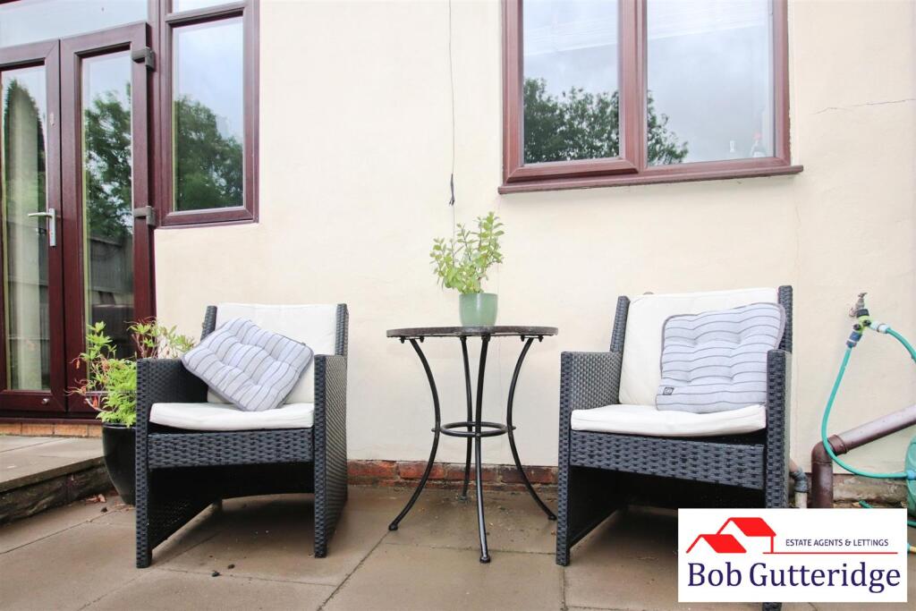 ENCLOSED REAR GARDEN