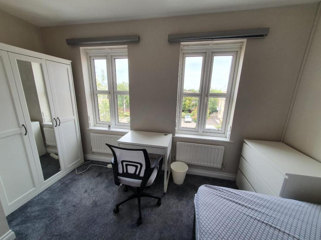 17 Top Flor Back bedroom.jpg