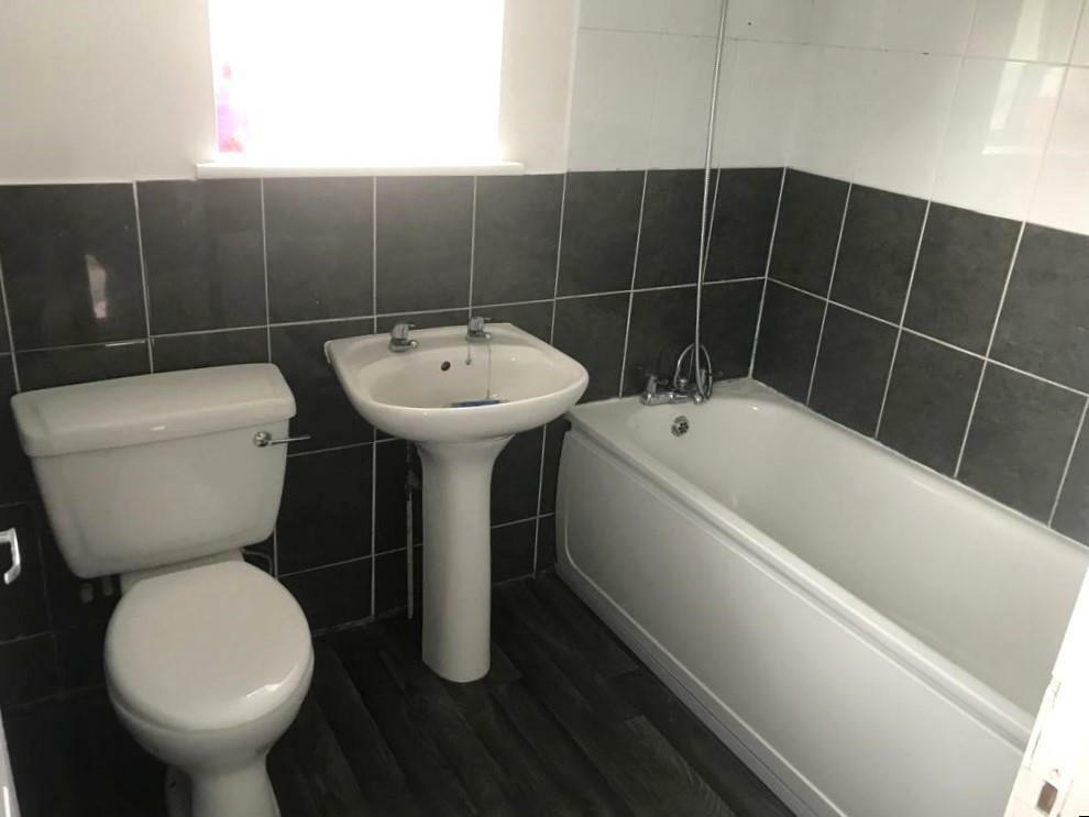 Family Bathroom 2.jpg