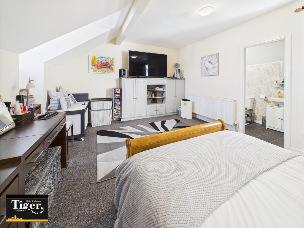 CAM02176G0-PR0582...