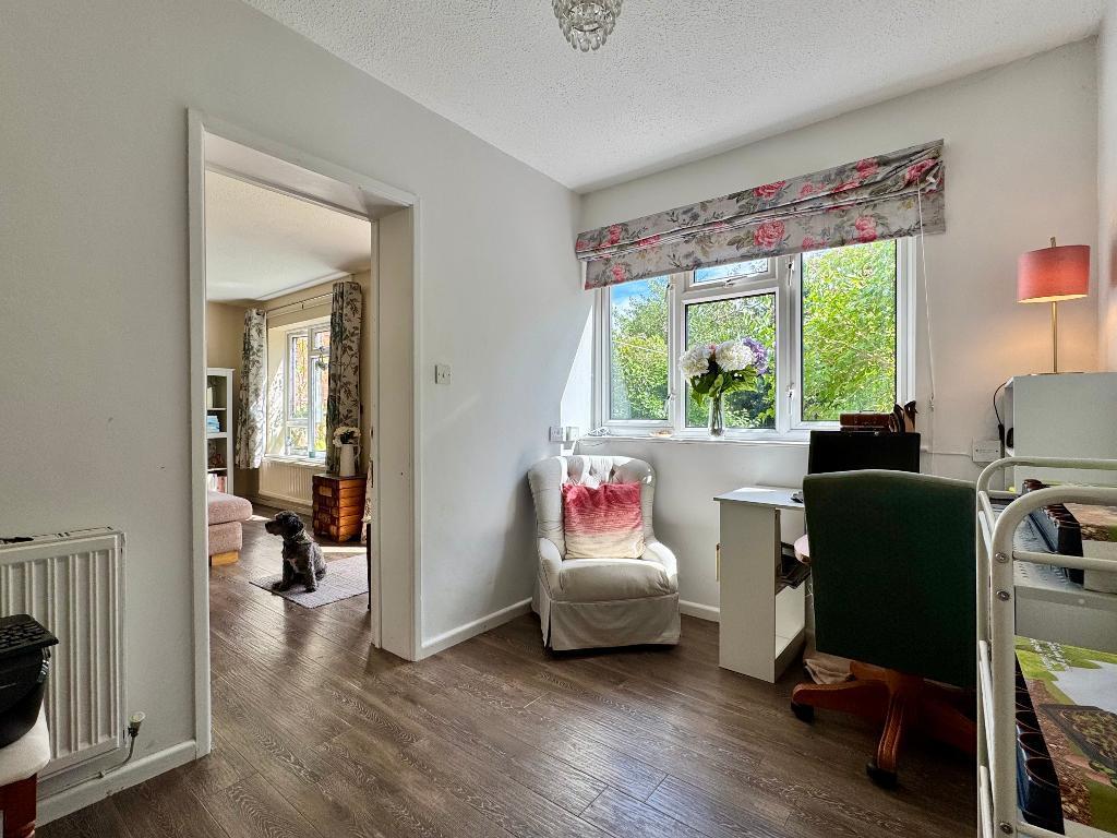 Pretty office, garden room or bedroom