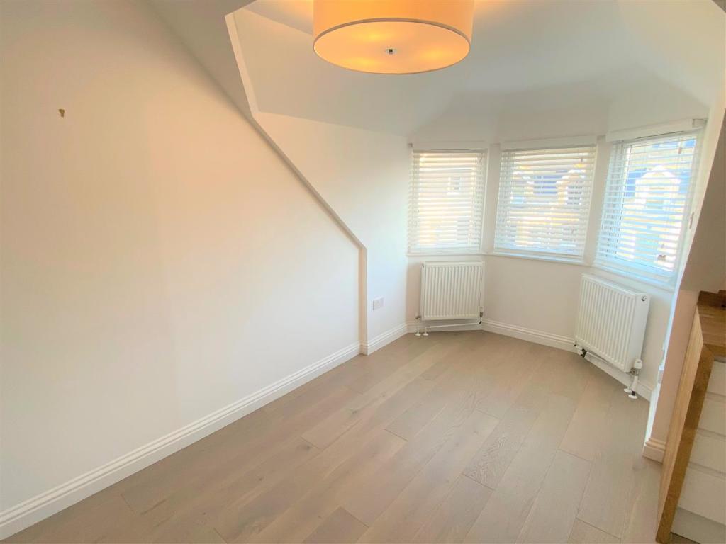 Flat 5, 8 Tolcarne Road Lounge