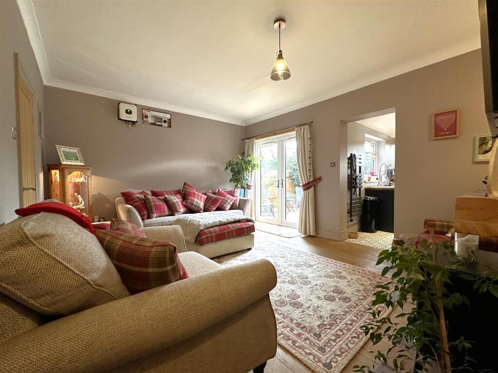 Generous Lounge 208