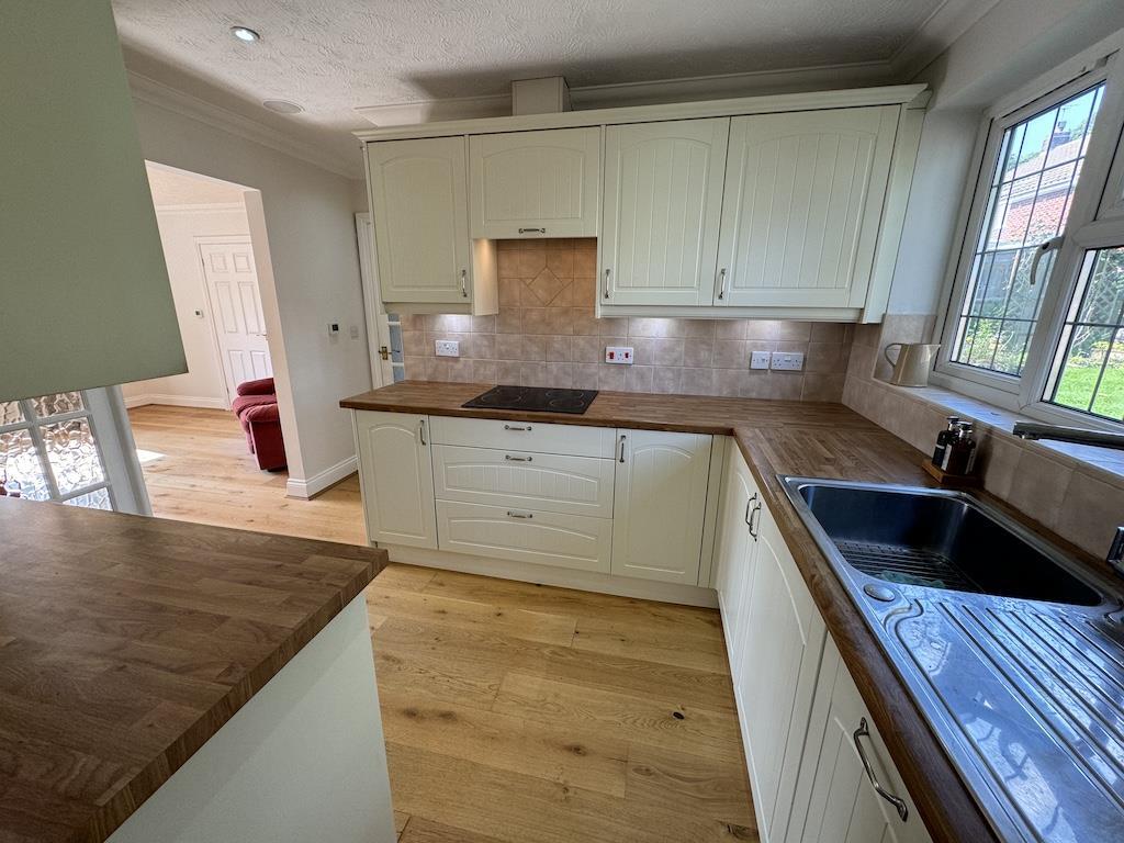 10 - Kitchen to Lounge.jpg