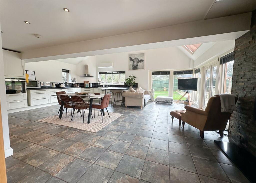 LIVING KITCHEN