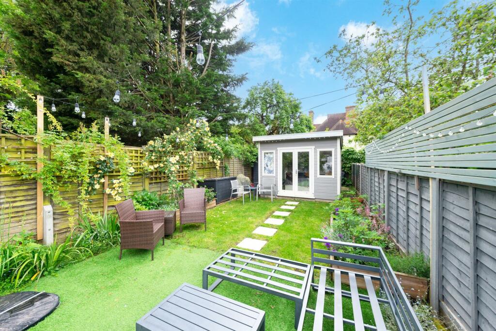 DETACHED SUMMERHOUSE