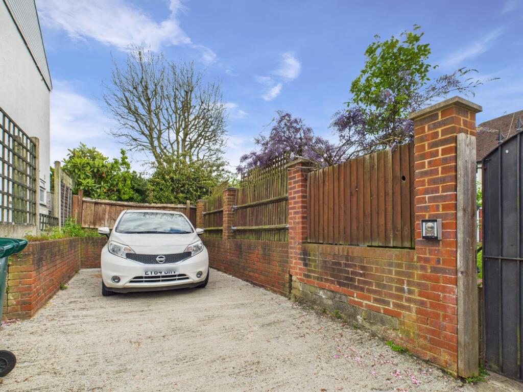 CAM03750G0-PR0046-STILL026