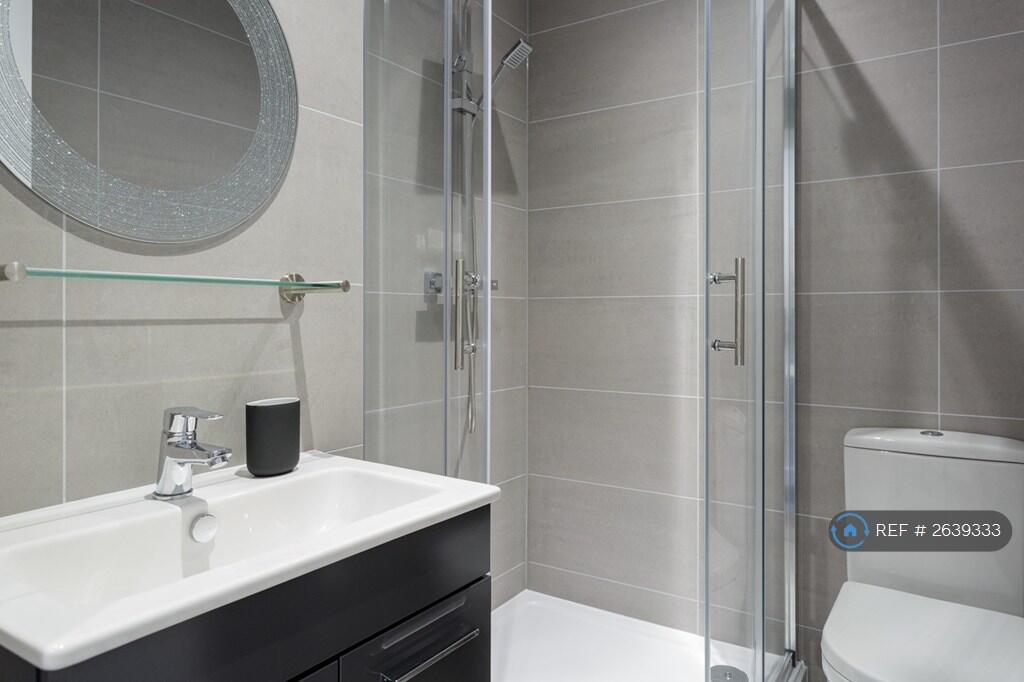 Private En-Suite - Bedroom 1