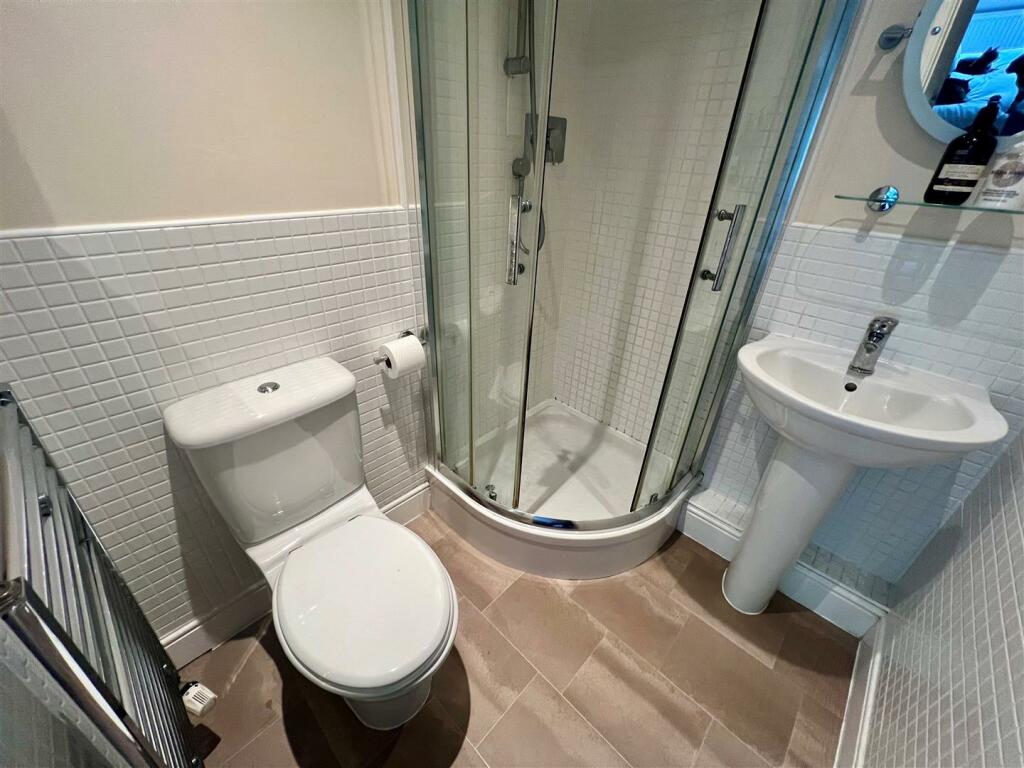 EN SUITE SHOWER ROOM