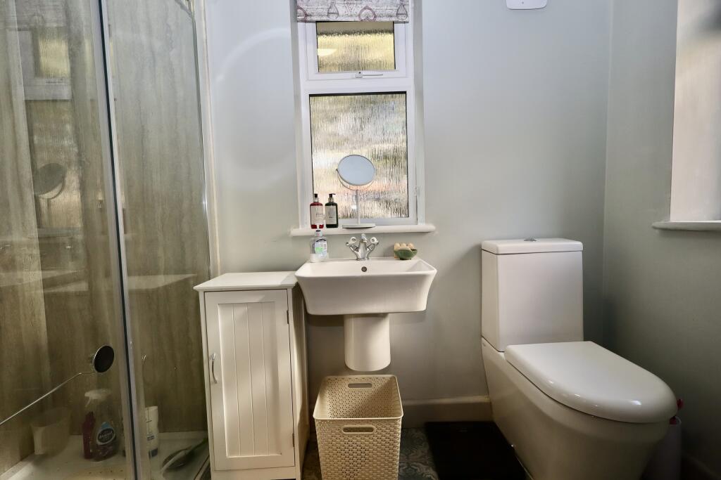 En suite to bedroom 1