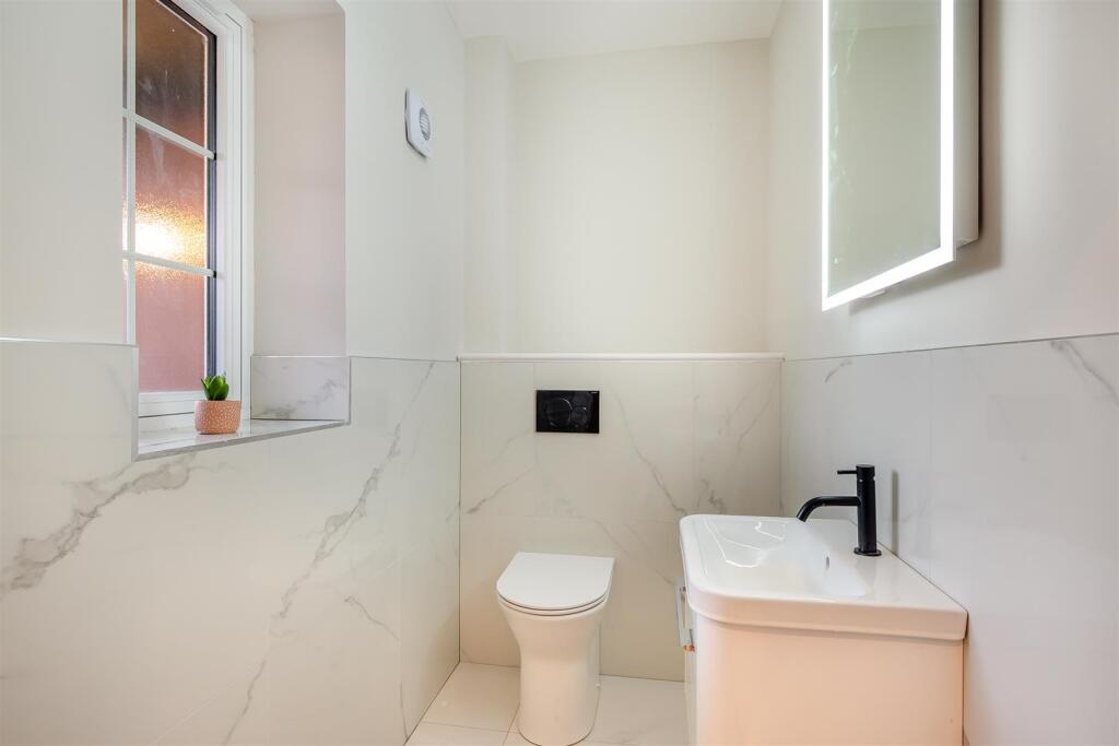8581130-interior18.jpg