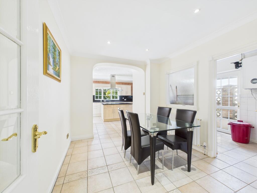 10. CAM04922G0-PR0010-STILL008