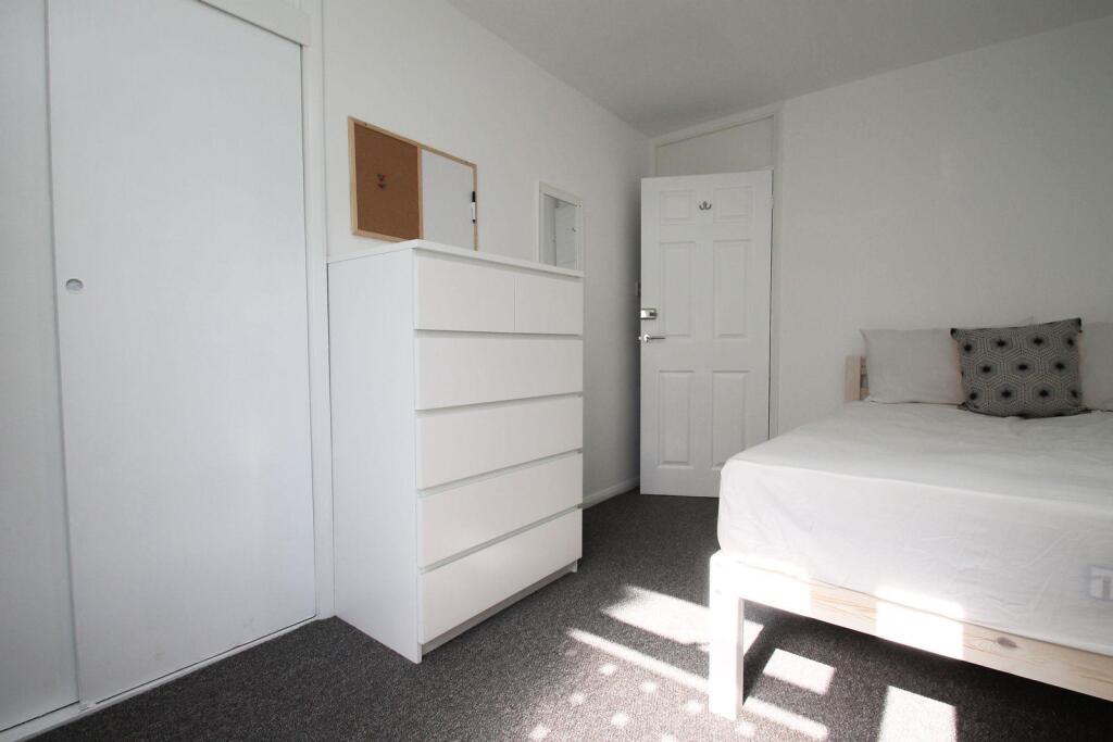 upload_12vr_bedroom_2_444_original_61645cf9c585e.j