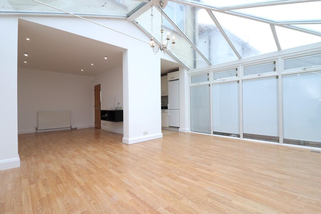 37 Kingsmead Aven...