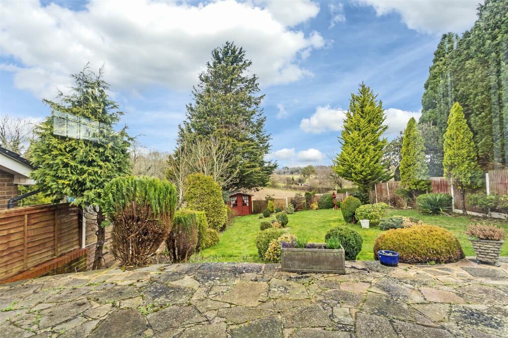 bungalow-green-lane-lower-kingswood-103.jpg