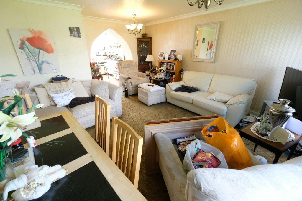 SITTING/DINING ROOM
