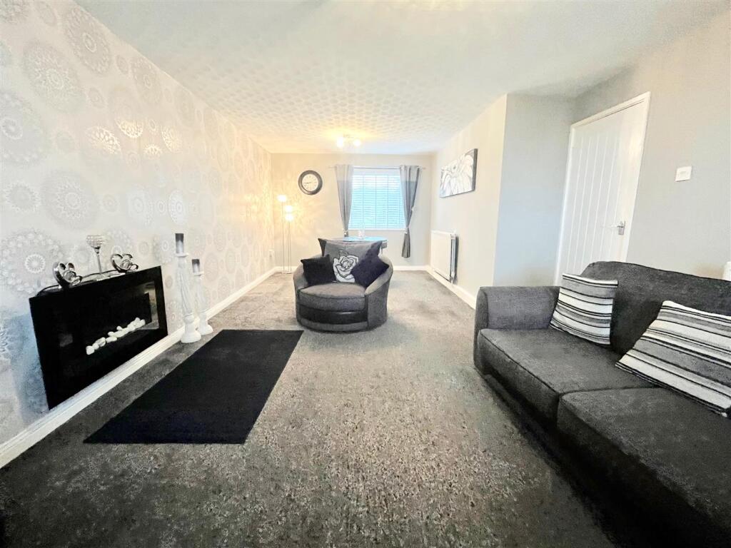 LOUNGE/DINING