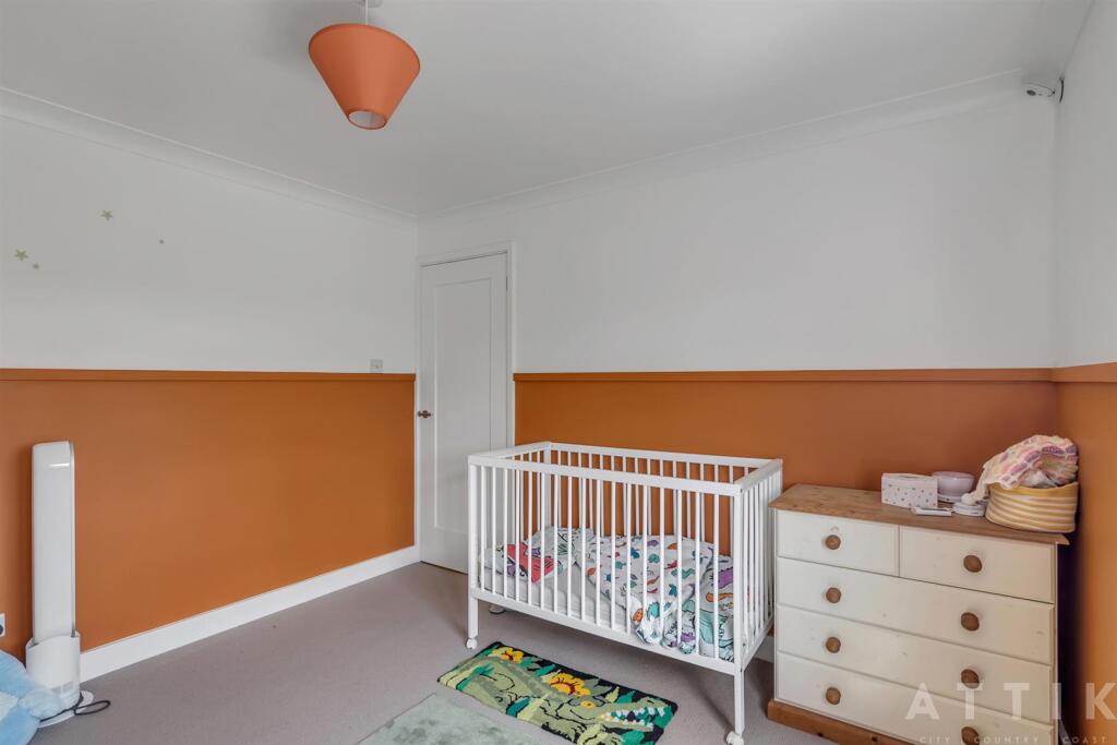 10 Queens Drive, Halesworth IP19 8DN (16).jpg