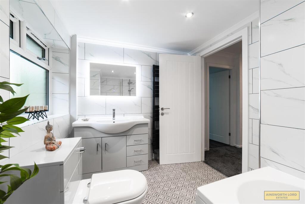 LARGE FAMILY BATHROOM
