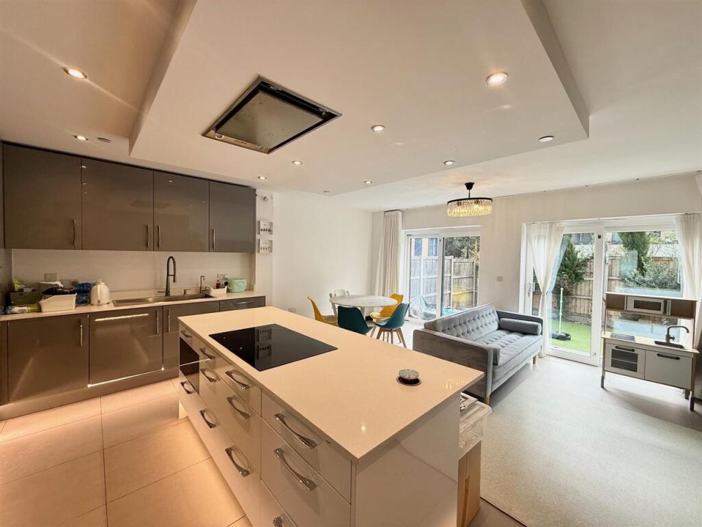 Noel Coward Avenue, Denham Green