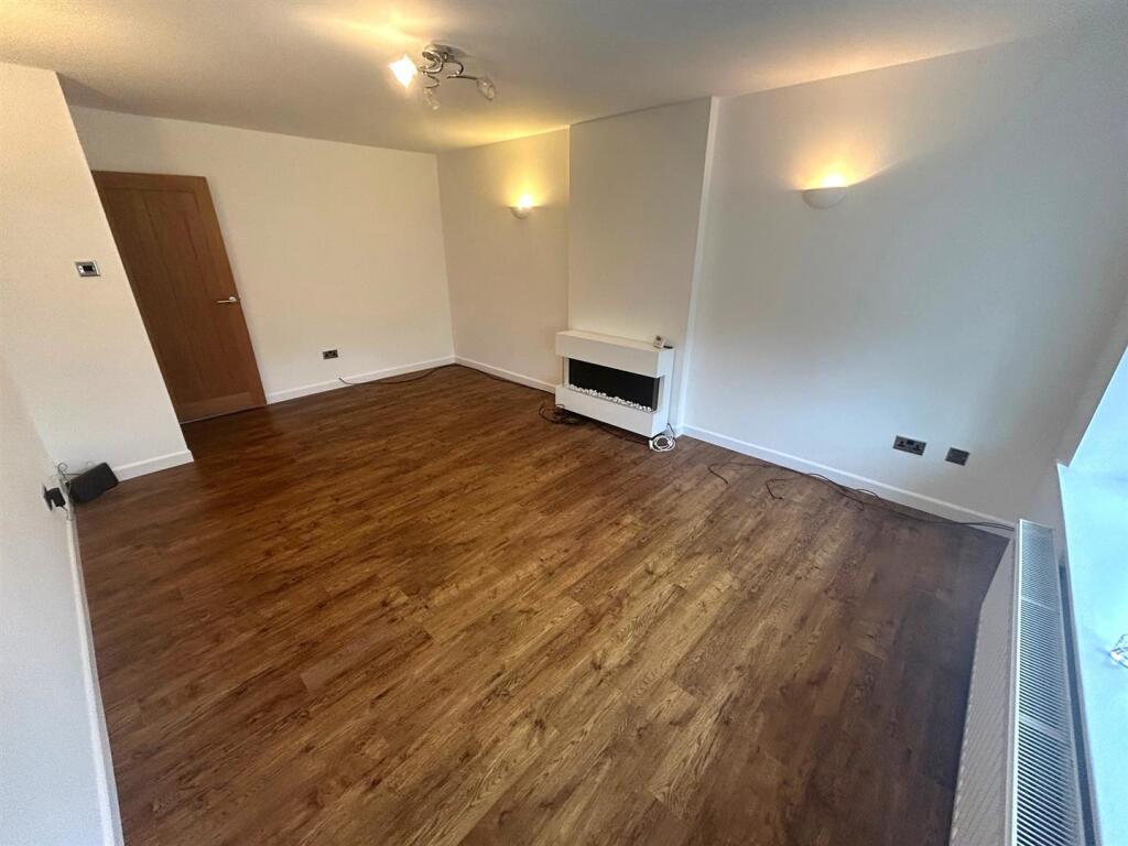 LOUNGE 2.jpg