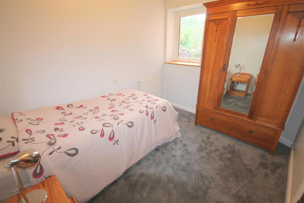 Bedroom 2.JPG