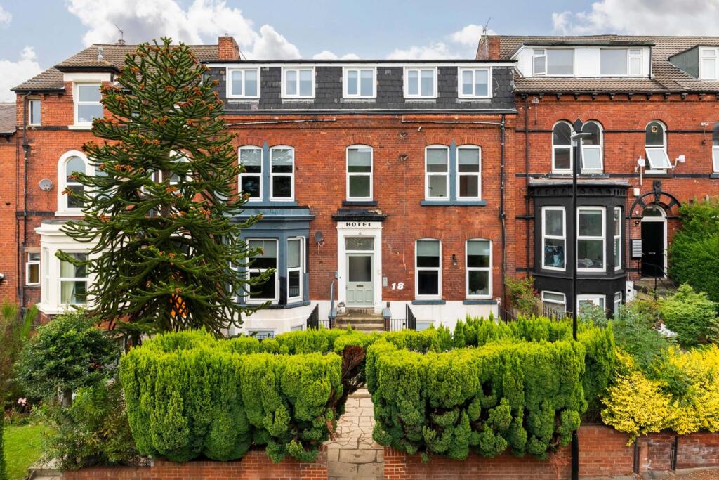 Attractive red-brick Victorian terraced house w...