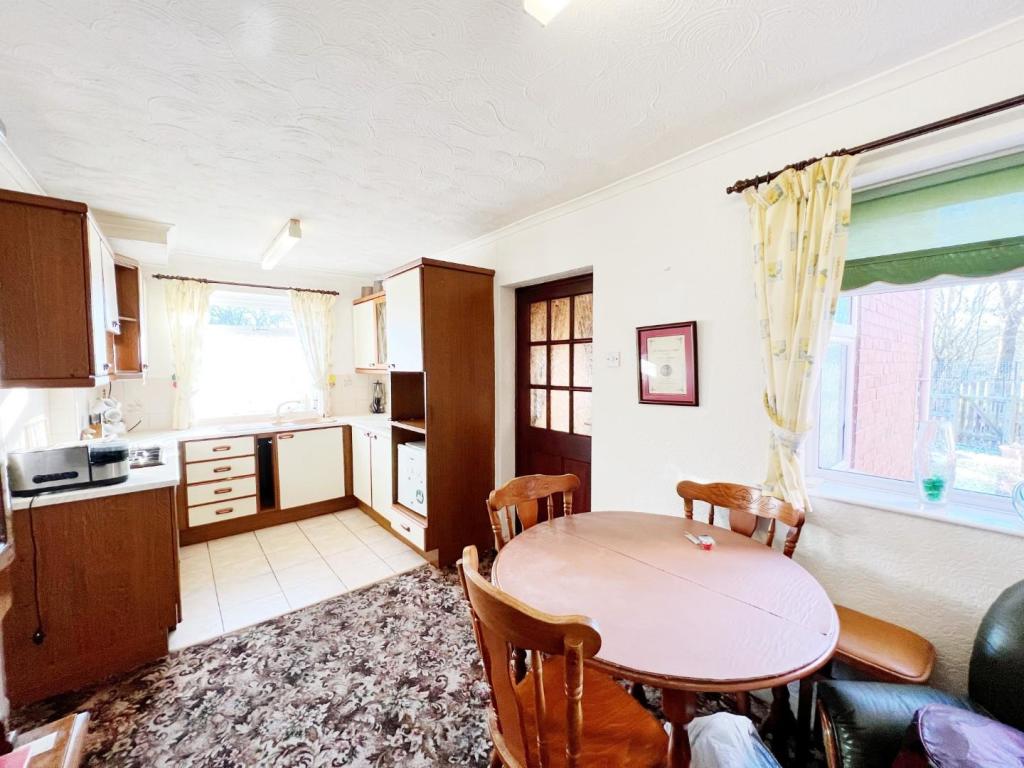 Kitchen Diner pic 1.jpg