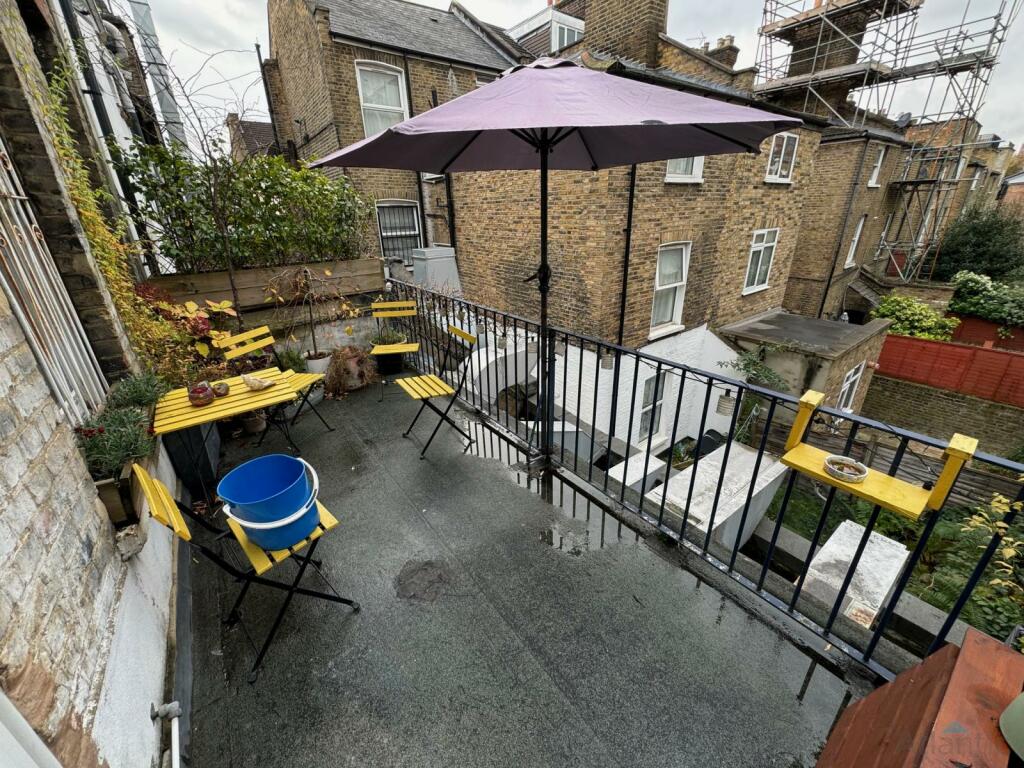 Large 2 Bedroom 1st Floor Flat