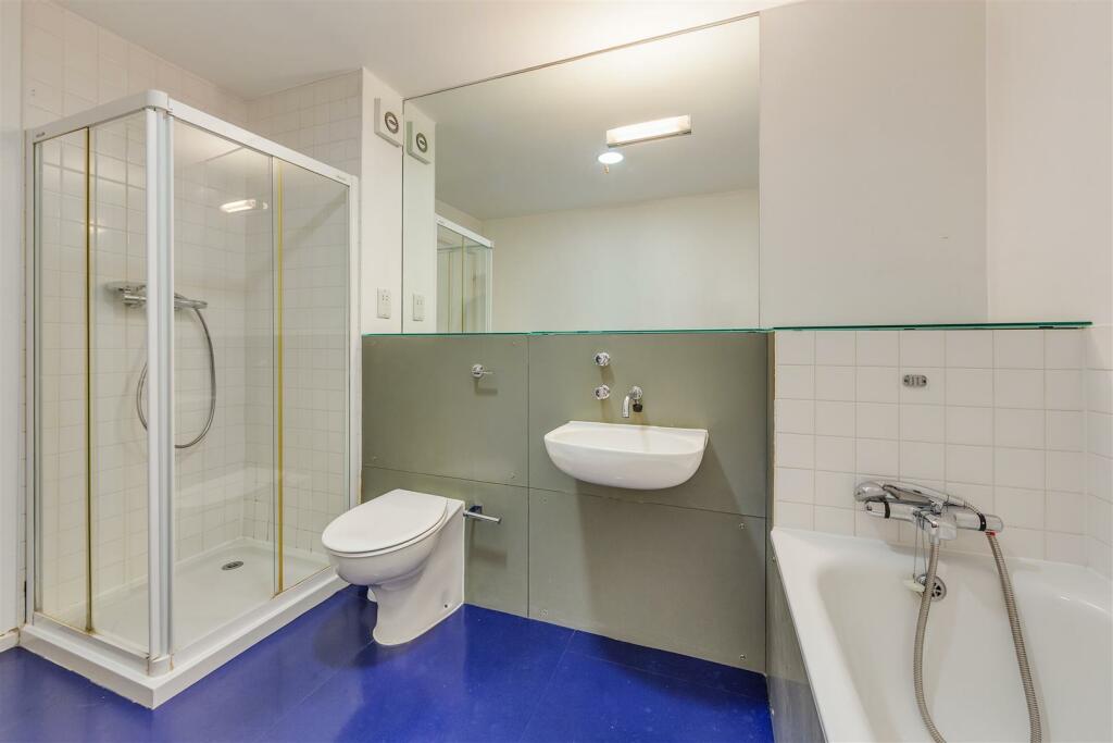 bathroom 3.jpg