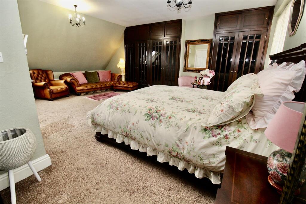 Penthouse Style Lounge/Bedroom/Shower Room