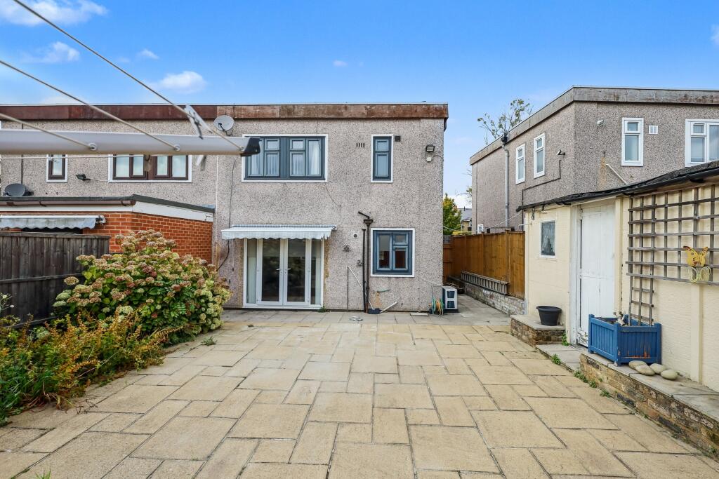 8 Colne Drive, Romford RM3 9JX