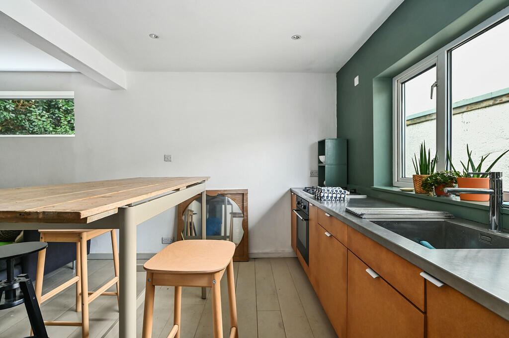 Dereta, first Ave...