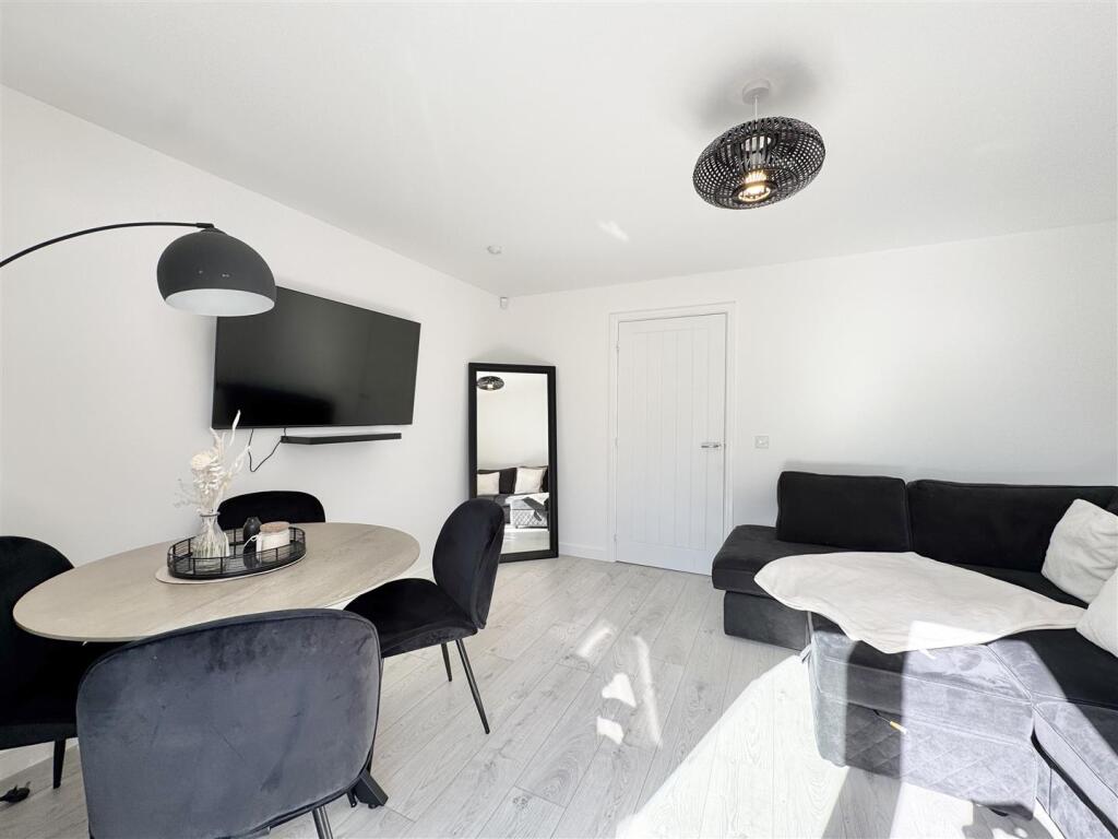 Lounge / Dining