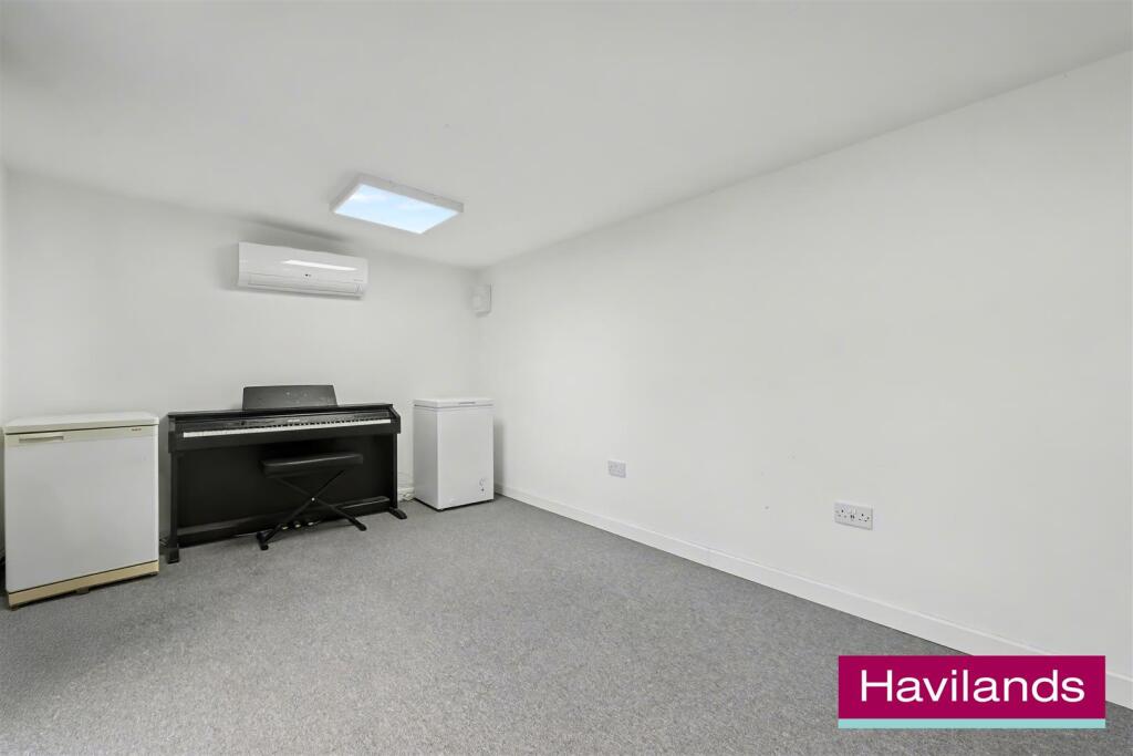 Wolves Lane N13 6DR-22.jpg