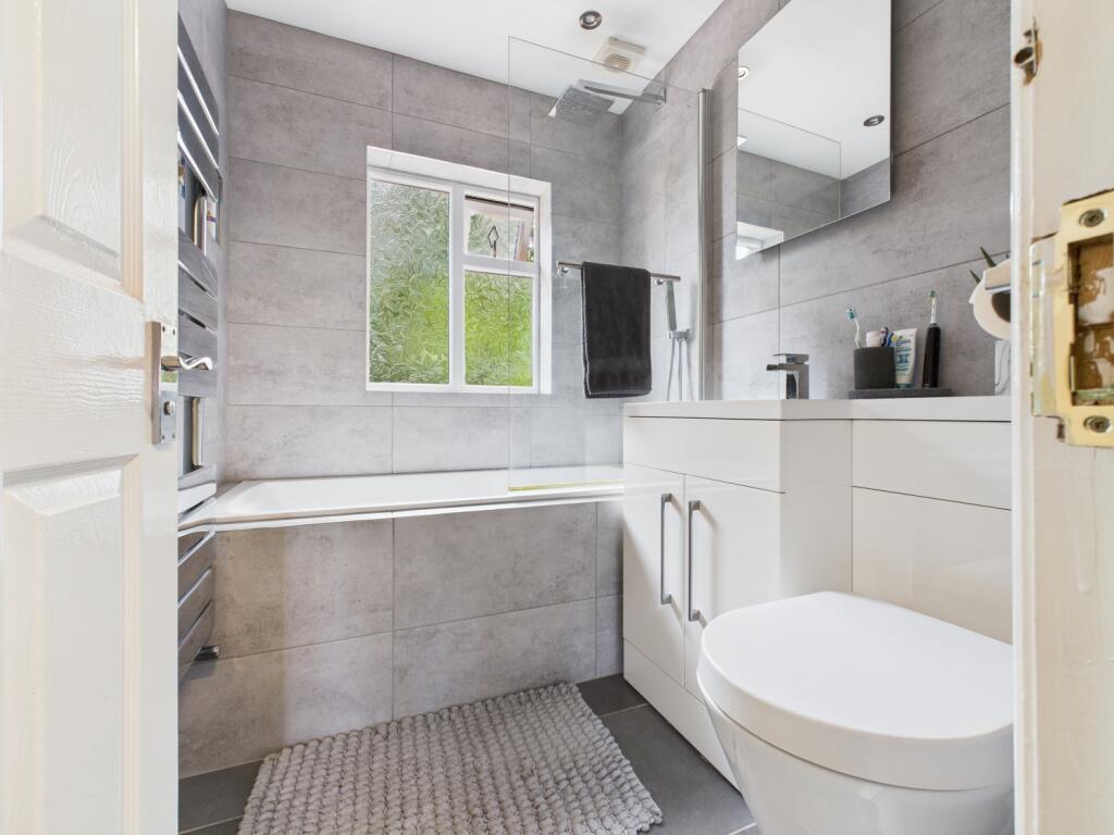 CAM03729G0-PR0116-STILL005