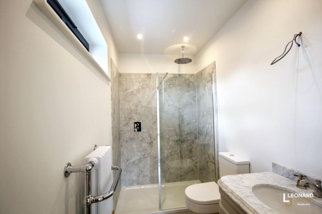 Principal Bedroom En-Suite