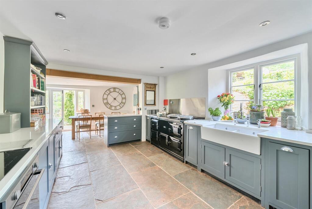 -68230f00c49fd-l-156-6821da99613a4-1280440-ARW-156