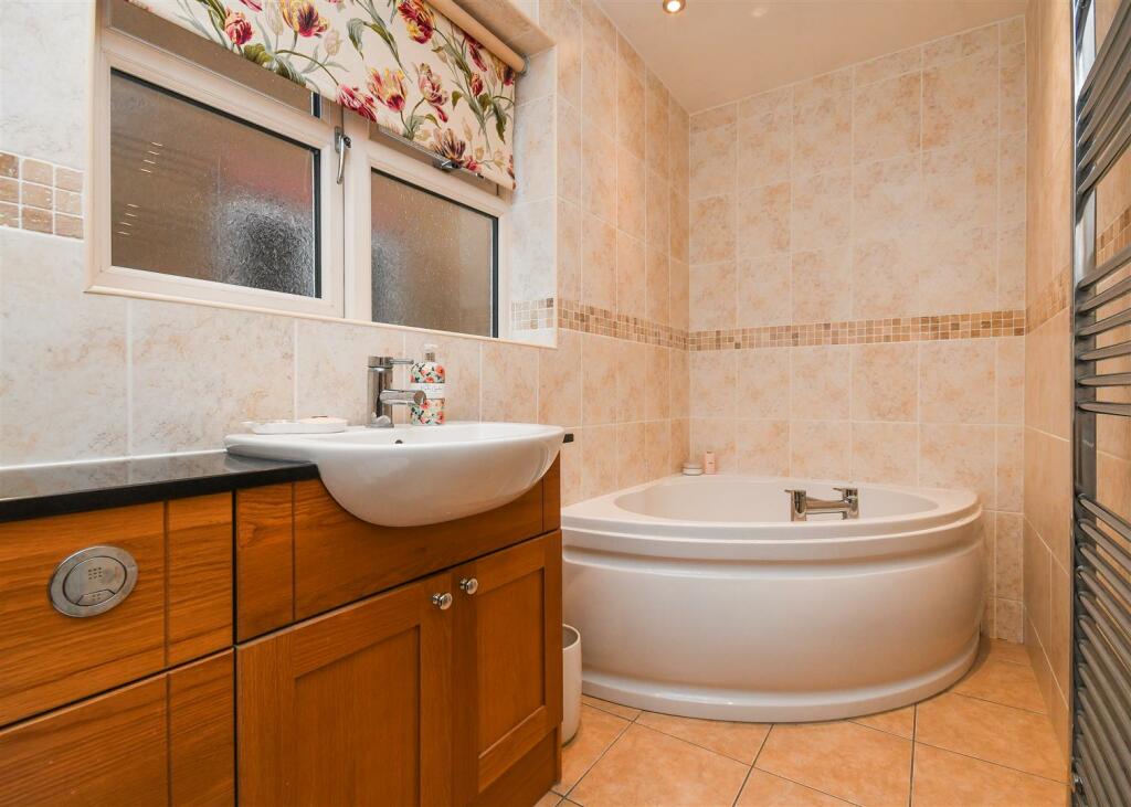 41 Penleigh Gardens - Bathroom.jpg