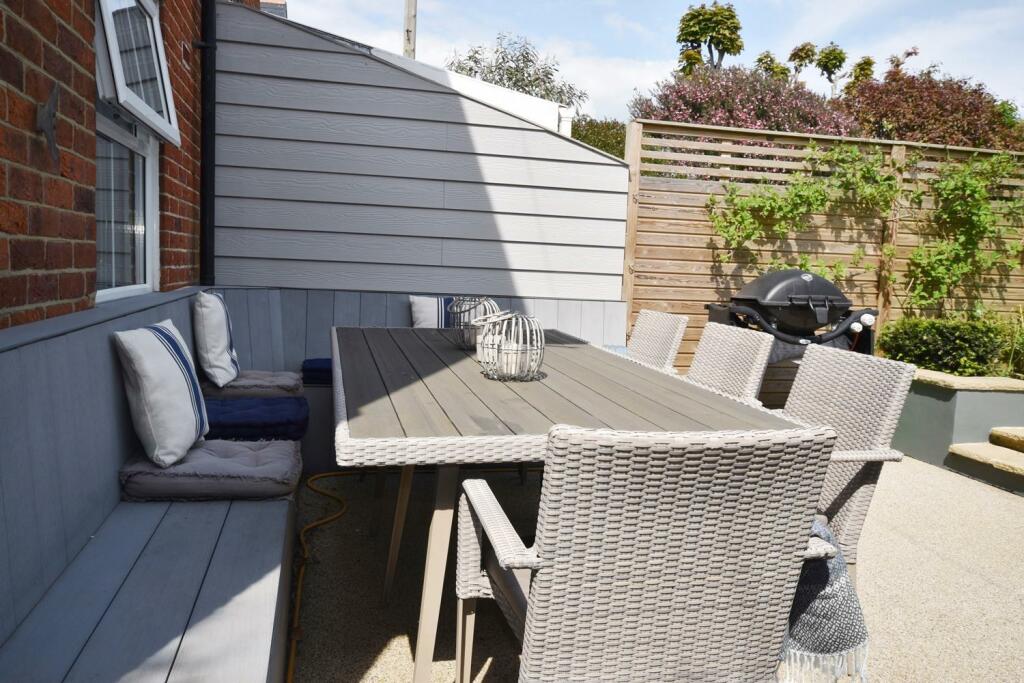 Garden dining area.JPG