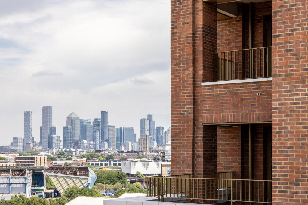 external canary wharf view